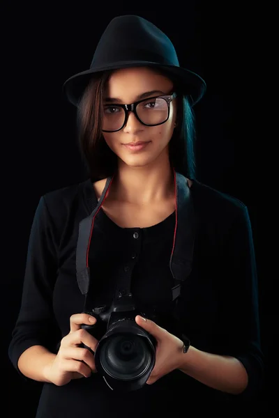 Χαριτωμένο hipster κορίτσι με ψηφιακή φωτογραφική μηχανή — Φωτογραφία Αρχείου
