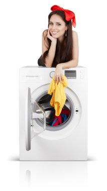 Çamaşırhane ile dolu bir çamaşır makinesi kız