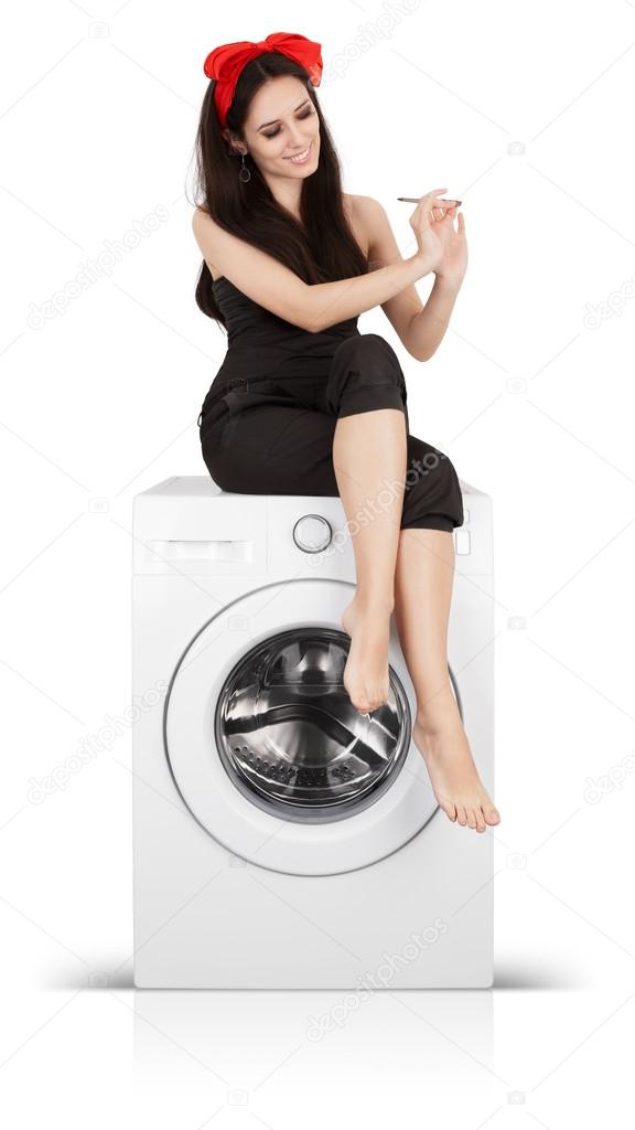 Donna che deposita le unghie su una lavatrice - Foto Stock: Foto, Immagini  © nicoletaionescu 65147019 | Depositphotos