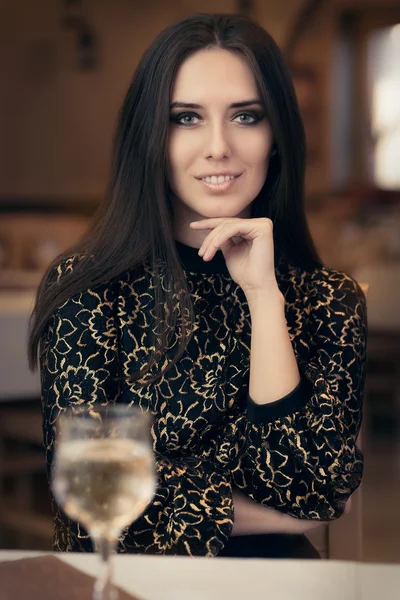 Mulher elegante bonita sentada em um restaurante — Fotografia de Stock