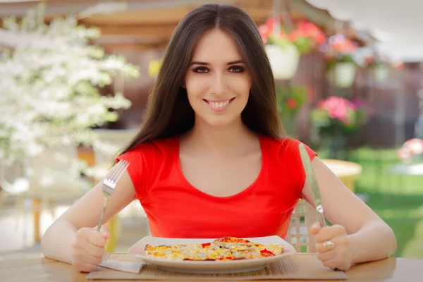Смешная молодая женщина ест пиццу — стоковое фото