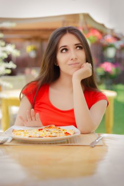 Genç kadın bir Pizza yemek reddederek