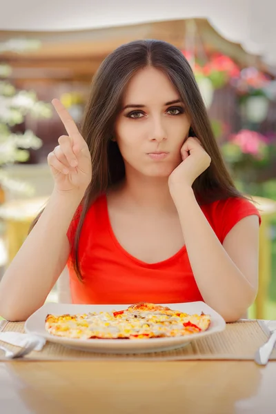 Mujer joven que se niega a comer una pizza — Foto de Stock