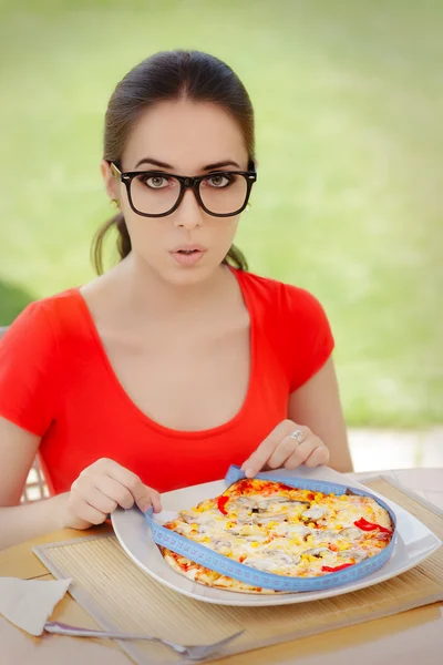 Mujer sorprendida mide pizza con cinta métrica — Foto de Stock