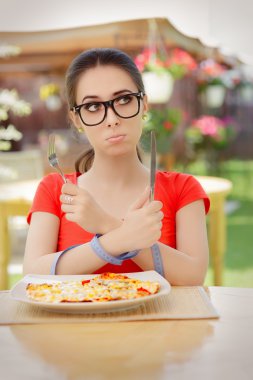 Ölçü birimi teyp ile bağlı elleriyle aç kadın