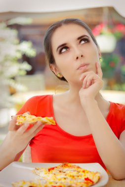Genç kadın diyet pizza yemek hakkında düşünme