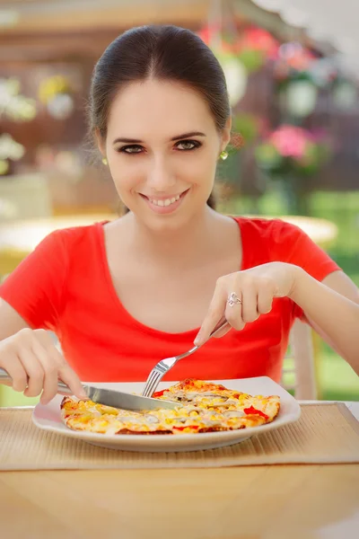 Šťastná mladá žena jíst pizzu — Stock fotografie