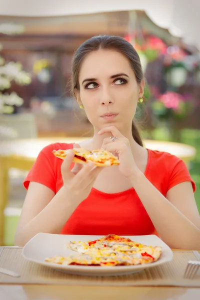 Genç kadın diyet pizza yemek hakkında düşünme — Stok fotoğraf