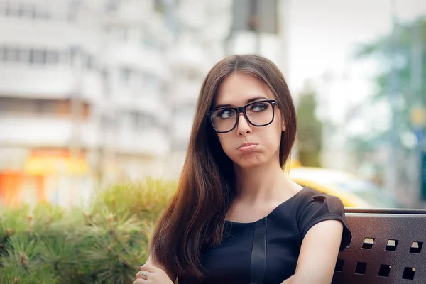 Stedelijke meisje gevoel overstuur en alleen — Stockfoto