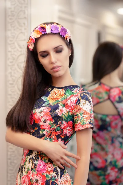 Menina bonita tentando no vestido floral — Fotografia de Stock