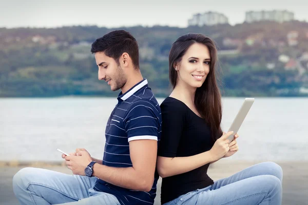 Casal feliz Verificando seu Smartphone e Tablet — Fotografia de Stock