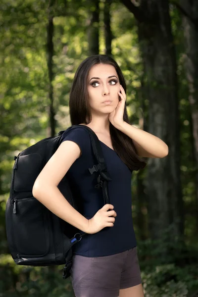 Dezorientovaná, turistika dívka s cestovní batoh — Stock fotografie