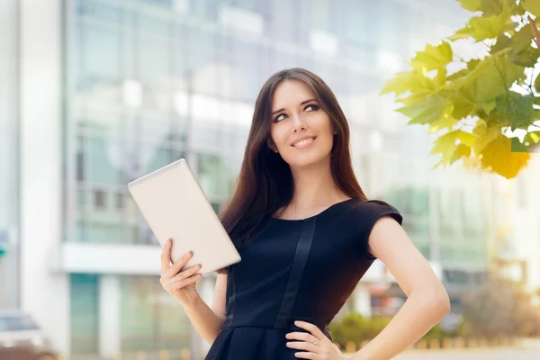 Frau mit Tablet in der Stadt unterwegs — Stockfoto