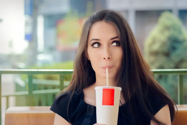 Mulher nova que tem uma bebida refrescante do verão fora — Fotografia de Stock