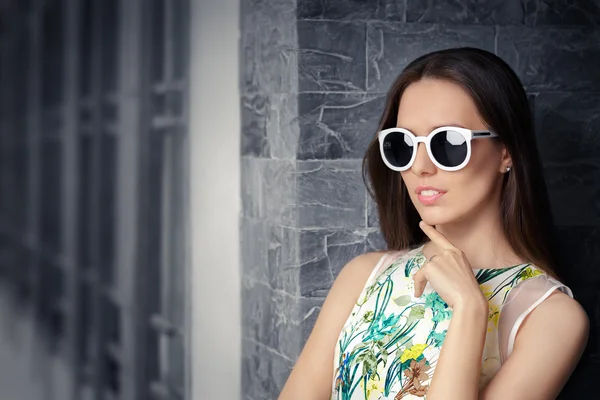 Mujer urbana con gafas de sol — Foto de Stock