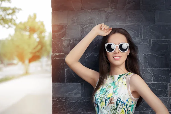 Stedelijke vrouw dragen zonnebril — Stockfoto