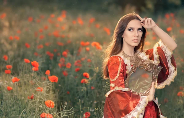 Princesa bonita segurando espelho na paisagem floral de verão — Fotografia de Stock