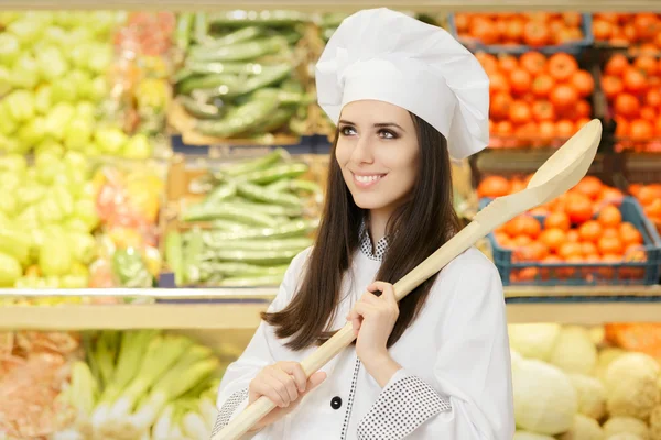 Gelukkig Lady Chef-kok met grote lepel winkelen voor groenten — Stockfoto