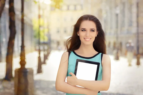 Femme avec tablette PC dans la ville — Photo