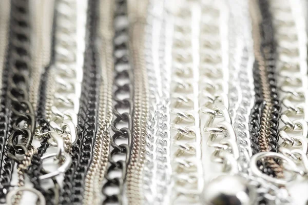 Серебряные цепи металлическое ожерелье — стоковое фото