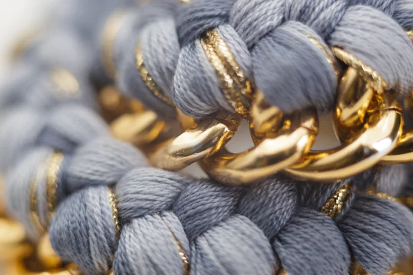 Dettagli di una collana di gioielli in lana e catena — Foto Stock