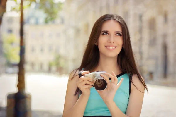 Счастливая элегантная женщина с компактной цифровой камерой — стоковое фото