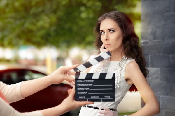 Atriz pensando na próxima linha durante a filmagem — Fotografia de Stock