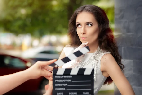 Actrice penser à la prochaine ligne pendant le tournage du film — Photo