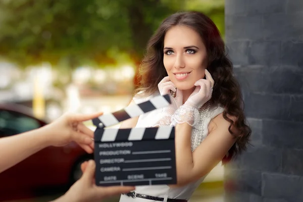 Mulher elegante feliz pronto para um tiro — Fotografia de Stock