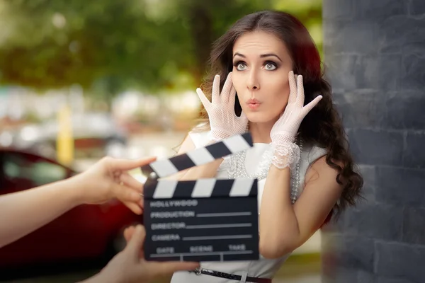 Mujer elegante feliz listo para un rodaje —  Fotos de Stock