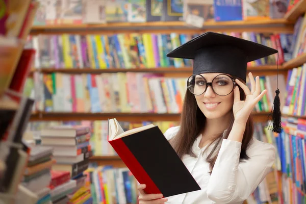 Student školy žena čtení knihy v knihovně — Stock fotografie