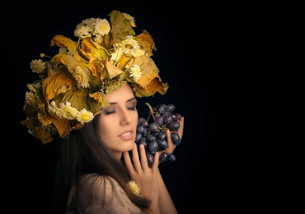 Retrato de belleza de mujer de otoño con uva —  Fotos de Stock