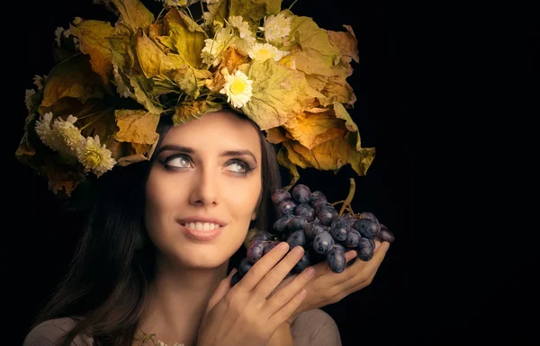 Autumn Woman Beauty Portrait with Grape — Stock Photo, Image