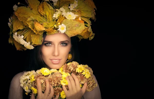 Осенний женский портрет с цветочным букетом — стоковое фото