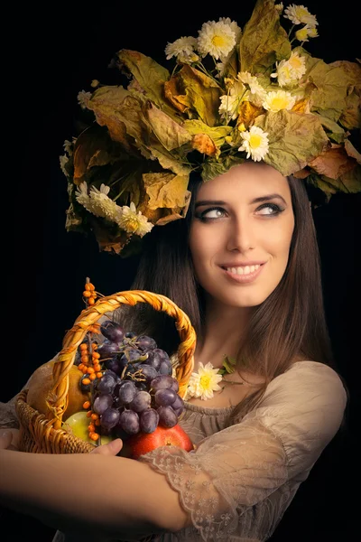 Bella donna con cesto regalo di frutta di autunno — Foto Stock