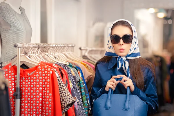 Curiosa chica en azul gabardina abrigo y gafas de sol compras —  Fotos de Stock