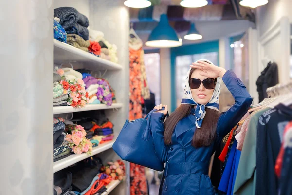 Gelukkig meisje in blauwe trenchcoat en zonnebril winkelen — Stockfoto