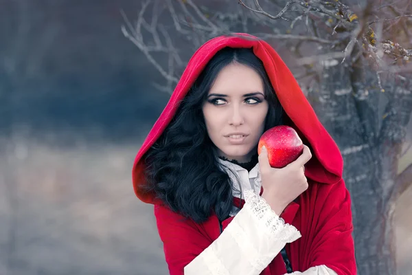 Mujer con capucha roja sosteniendo retrato de cuento de hadas de Apple —  Fotos de Stock