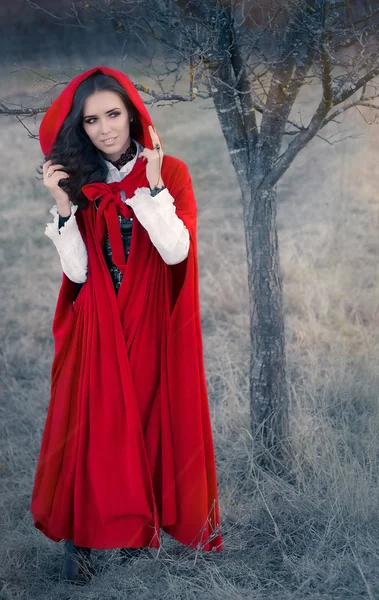 Mujer con capucha roja Retrato de cuento de hadas — Foto de Stock