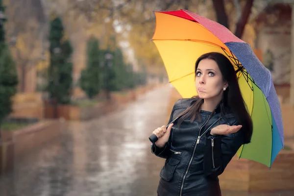 Desapontado Outono menina segurando arco-íris guarda-chuva — Fotografia de Stock