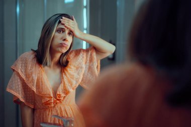 Alnı Alnında Ayna Bakan Üzgün Kadın