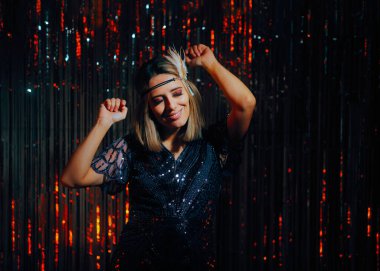 Neşeli Şımarık Kız Bir Partide Eğleniyor