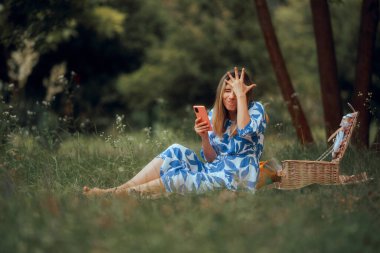 Stresli Kadın Sessiz sakin piknik sırasında telefonunu kontrol ediyor