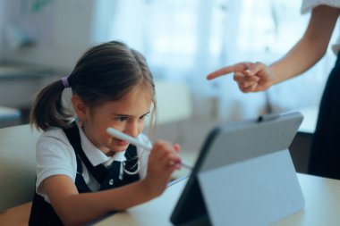 Öğretmen sınıfta Pc Tabletini Yanlış Kullandığı için Öğrencisini Kınıyor