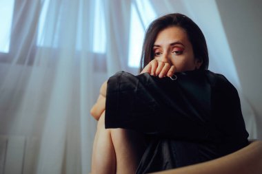 Üzgün Mutsuz Kadın Boşandıktan sonra Nikah Yüzüğü Tutuyor