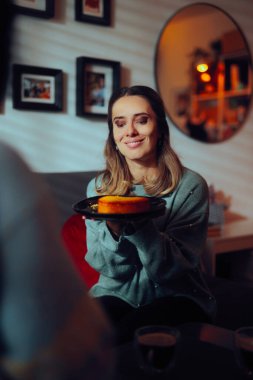 Kadın Ziyarete Gelen Kişiye Kek Sunuyor