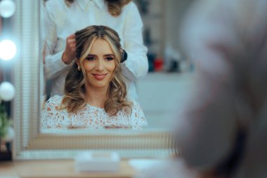 Mutlu Kadın Güzellik Salonunda Bir Partiye Hazırlanıyor