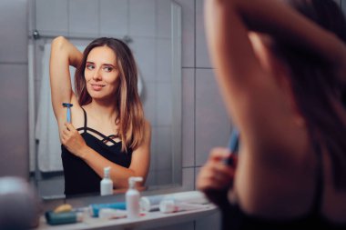 İstenmeyen Kılları Kaldırmak İçin Ustura Kullanan Kadın