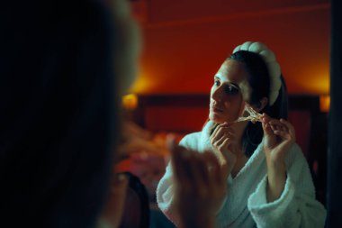 Yüz Maskesini Soyup Aynaya Bakan Kadın