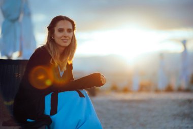 Zarif Kadın Sahilde Nostaljik ve Dalgın